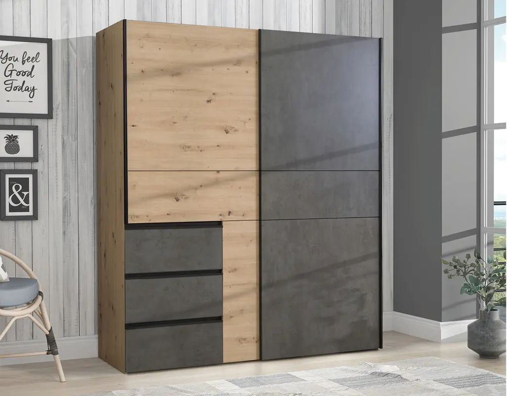 Großer Kleiderschrank in moderner Kombination aus Holzoptik und grauen Fronten in stilvollem Schlafzimmer. Viel Stauraum mit Schubladen und Türen für funktionale und ästhetische Organisation.